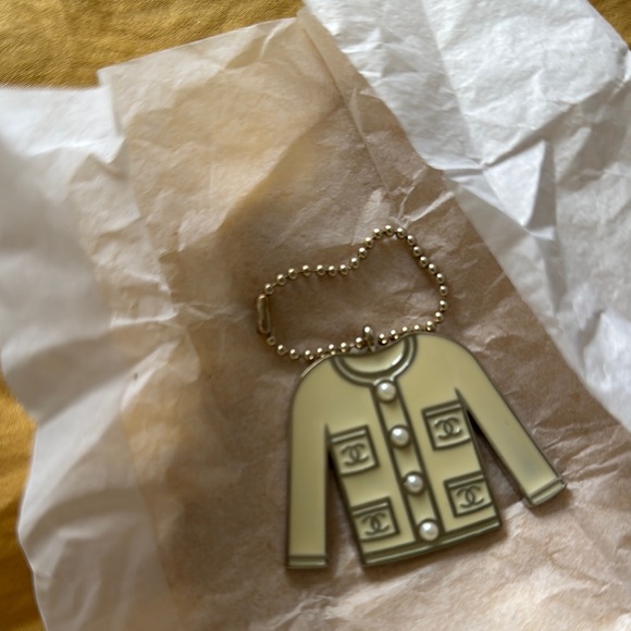 Chic Beige Jacket Keychain - Picture 3 of 3